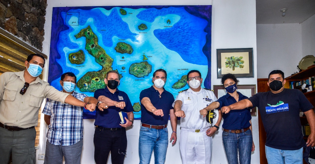 Autoridades de Galápagos mantuvieron un conversatorio sobre las embarcaciones de pesca internacional ubicada fuera de la ZEEI